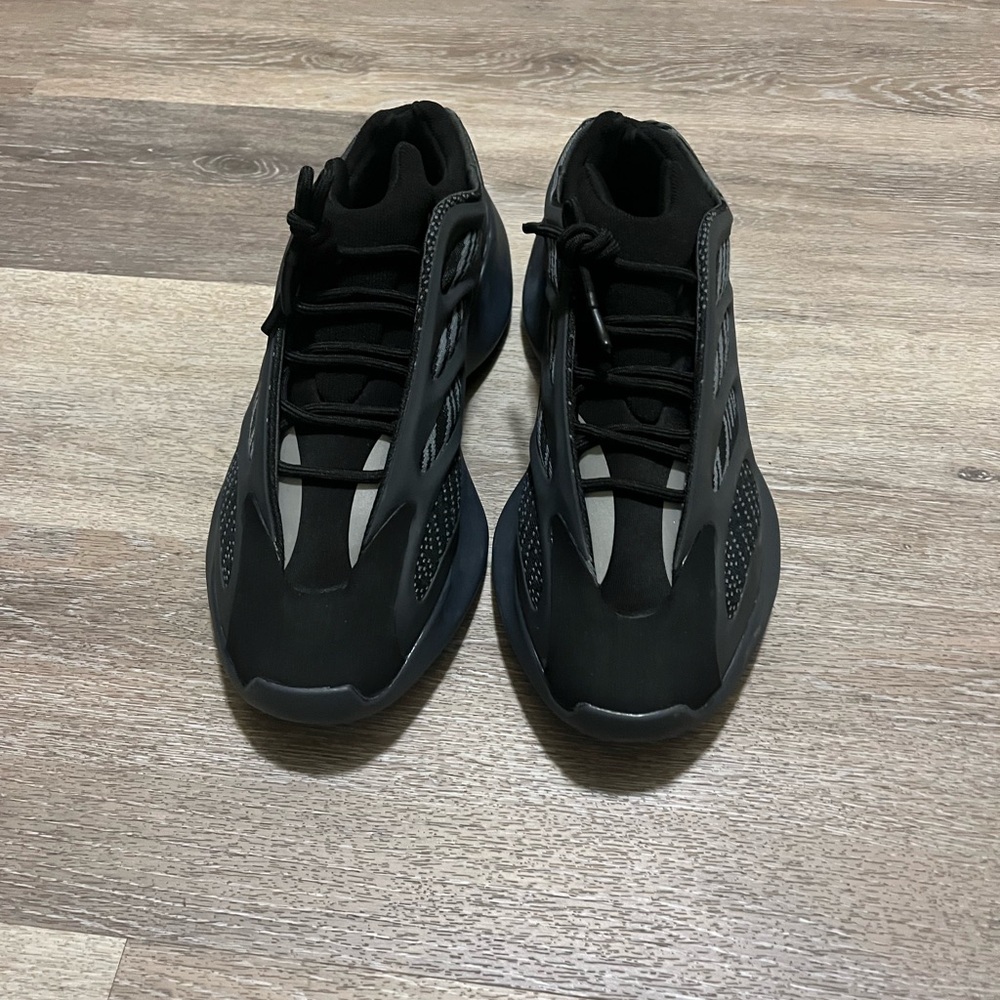 Yeezy 700 v3 black